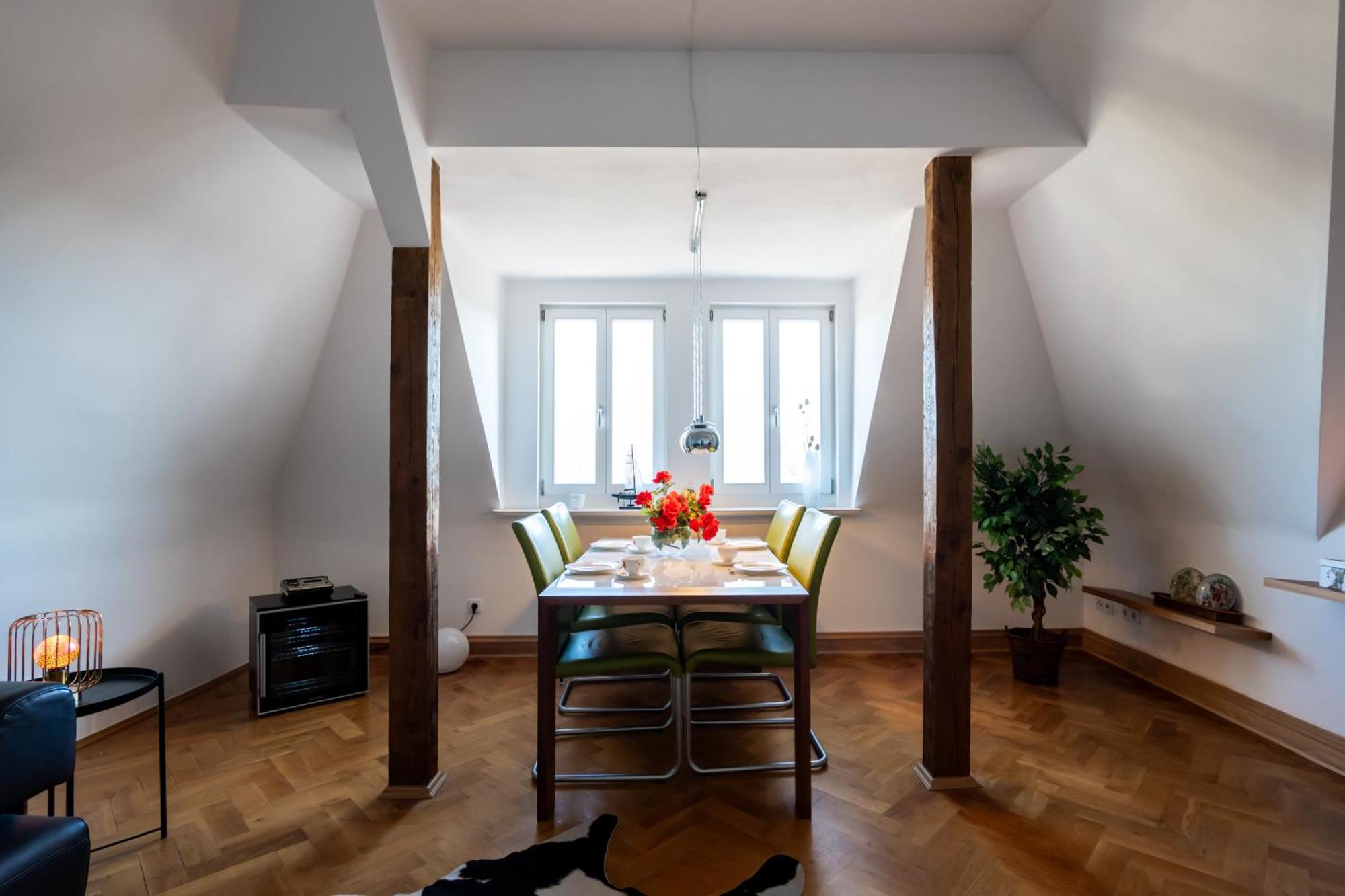 Doppelhaus- Villa Leipzig Schleussig , Moderner Altbau Apartment Dachetage Mit 2 Schlafzimmern Und Separatem Zusatzzimmer , Parkplatz - Balkon - Kamin - Eicheparkett - Arbeitsplatz Exterior photo