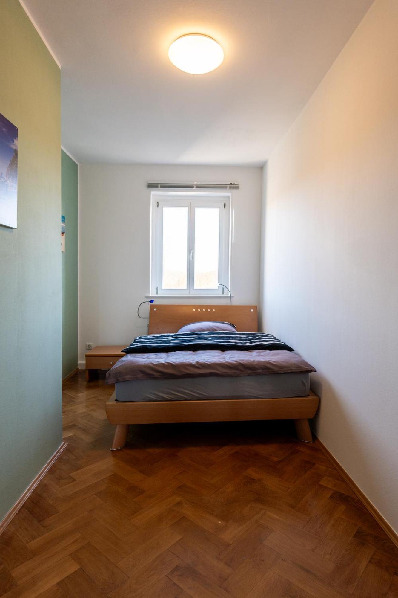 Doppelhaus- Villa Leipzig Schleussig , Moderner Altbau Apartment Dachetage Mit 2 Schlafzimmern Und Separatem Zusatzzimmer , Parkplatz - Balkon - Kamin - Eicheparkett - Arbeitsplatz Exterior photo