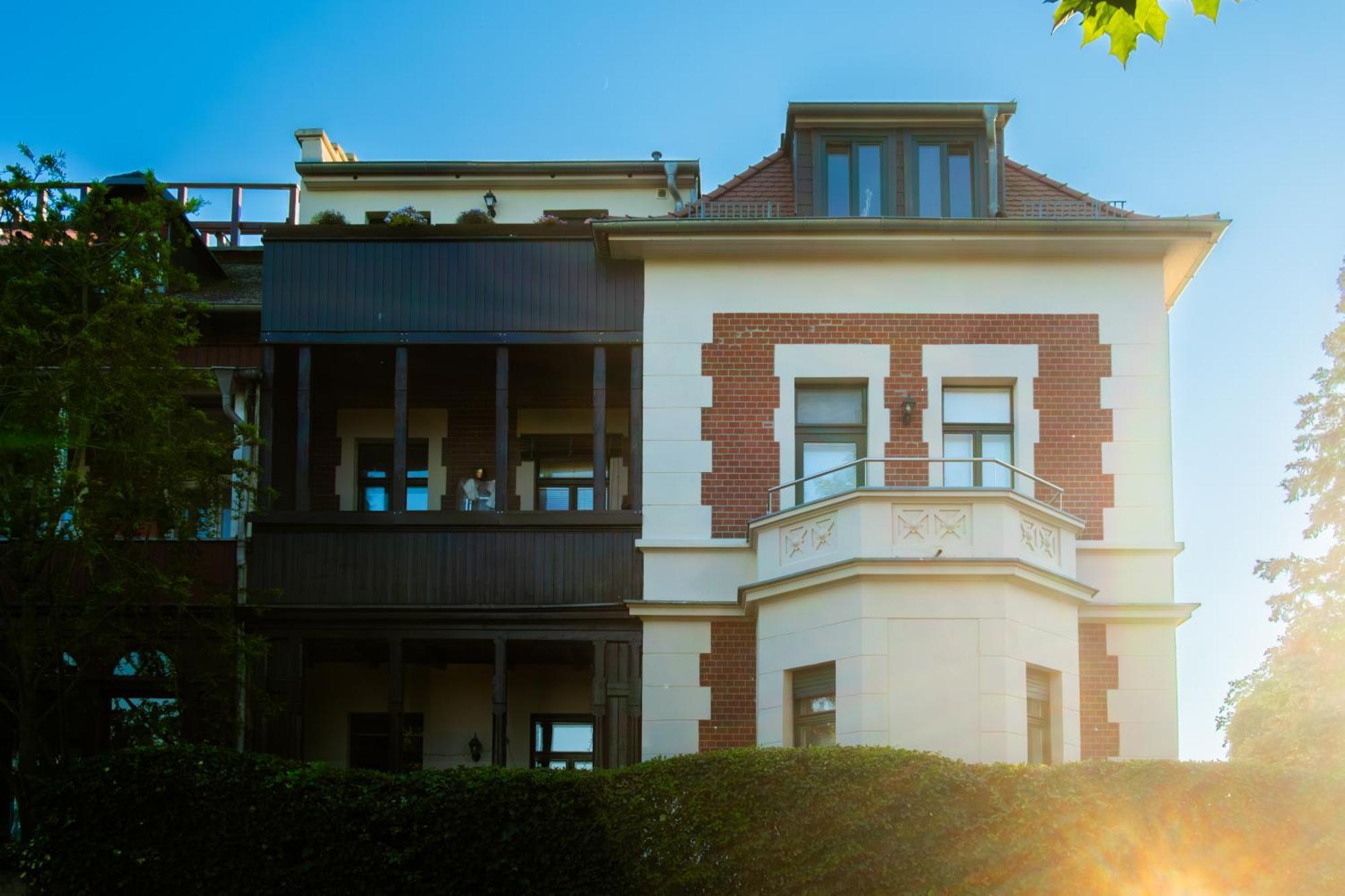 Doppelhaus- Villa Leipzig Schleussig , Moderner Altbau Apartment Dachetage Mit 2 Schlafzimmern Und Separatem Zusatzzimmer , Parkplatz - Balkon - Kamin - Eicheparkett - Arbeitsplatz Exterior photo