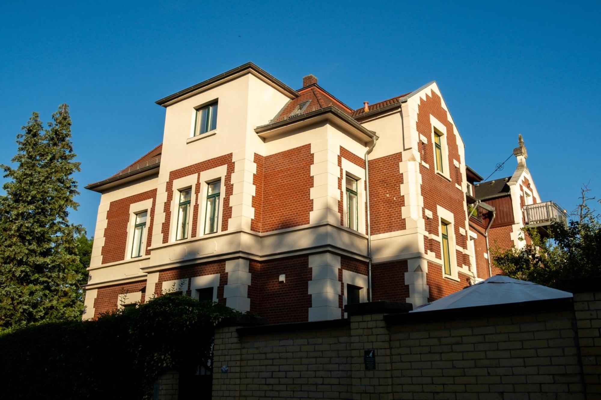 Doppelhaus- Villa Leipzig Schleussig , Moderner Altbau Apartment Dachetage Mit 2 Schlafzimmern Und Separatem Zusatzzimmer , Parkplatz - Balkon - Kamin - Eicheparkett - Arbeitsplatz Exterior photo